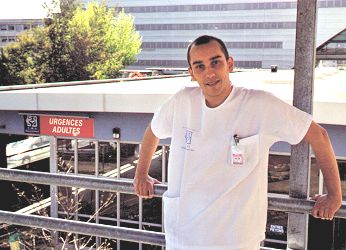 Me voil devant l'entre du service o je travaillais prcdement : les urgences  Pellegrin